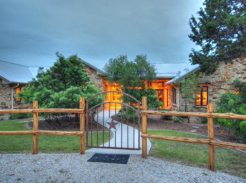 Front gate to Texas Hill Country River House built by SB Thompson Construction